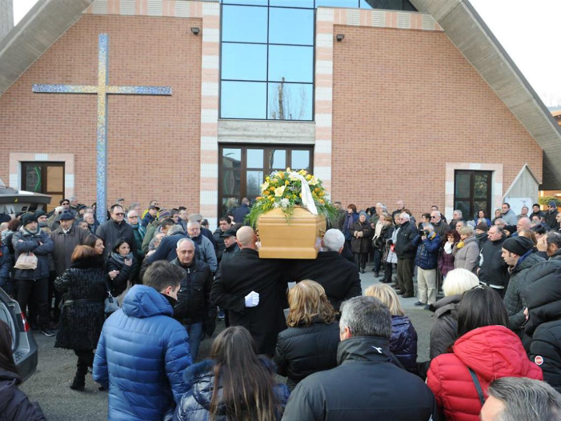 Fra le lacrime l'ultimo saluto<br/>ad Andrea Passera