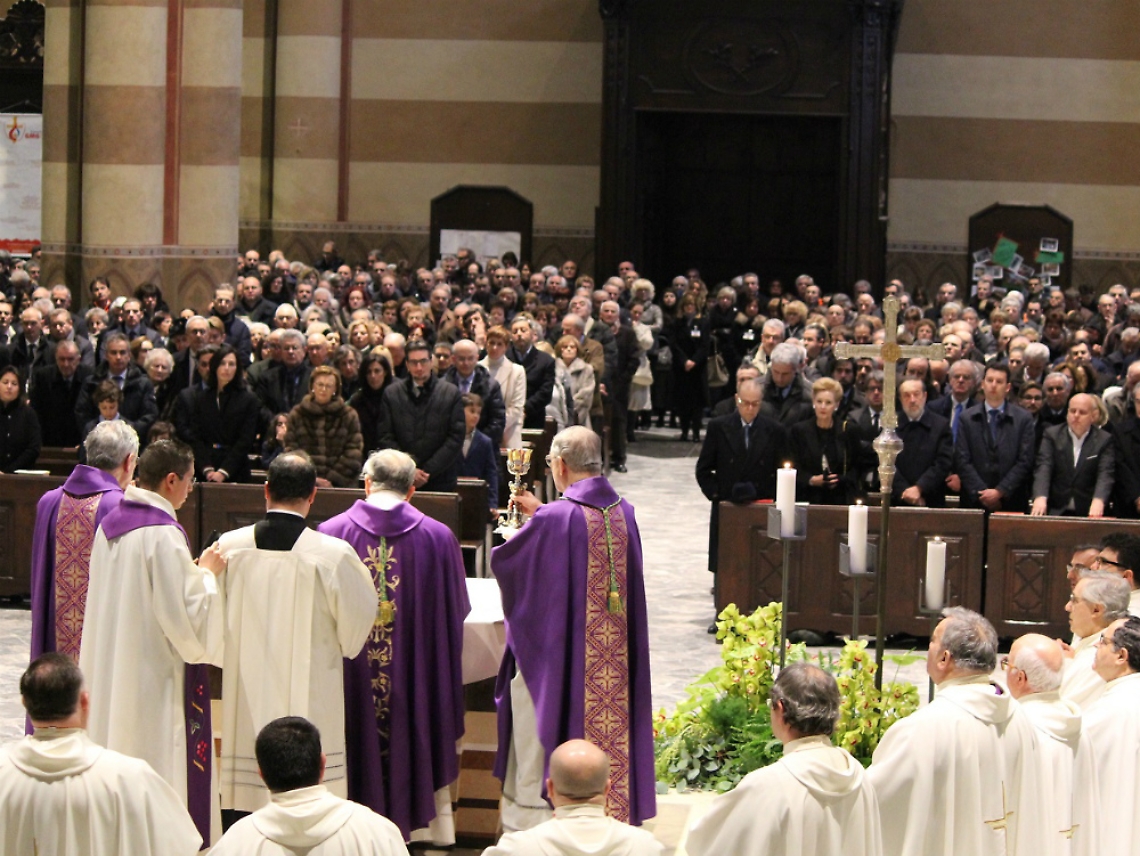 Cattedrale gremita, Mons. Ravinale celebra messa in ricordo di Michele Ferrero