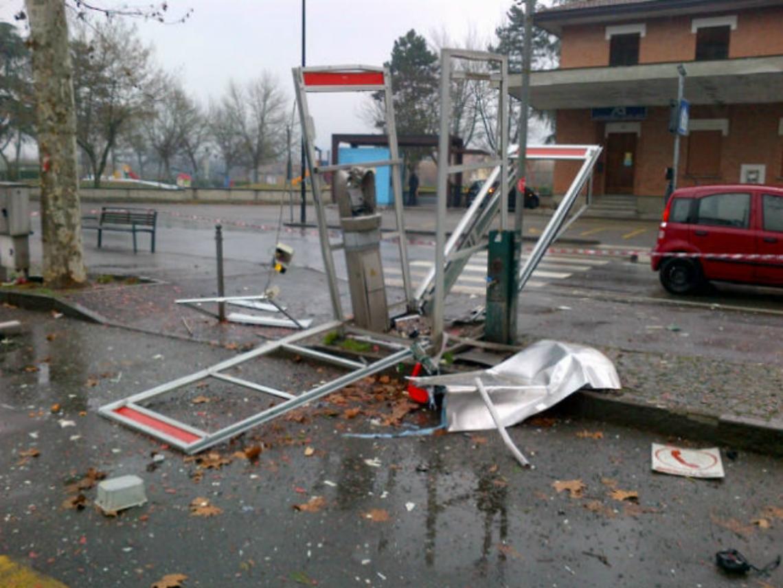 Esplode cabina del telefono:<br/>petardo o bomba artigianale?