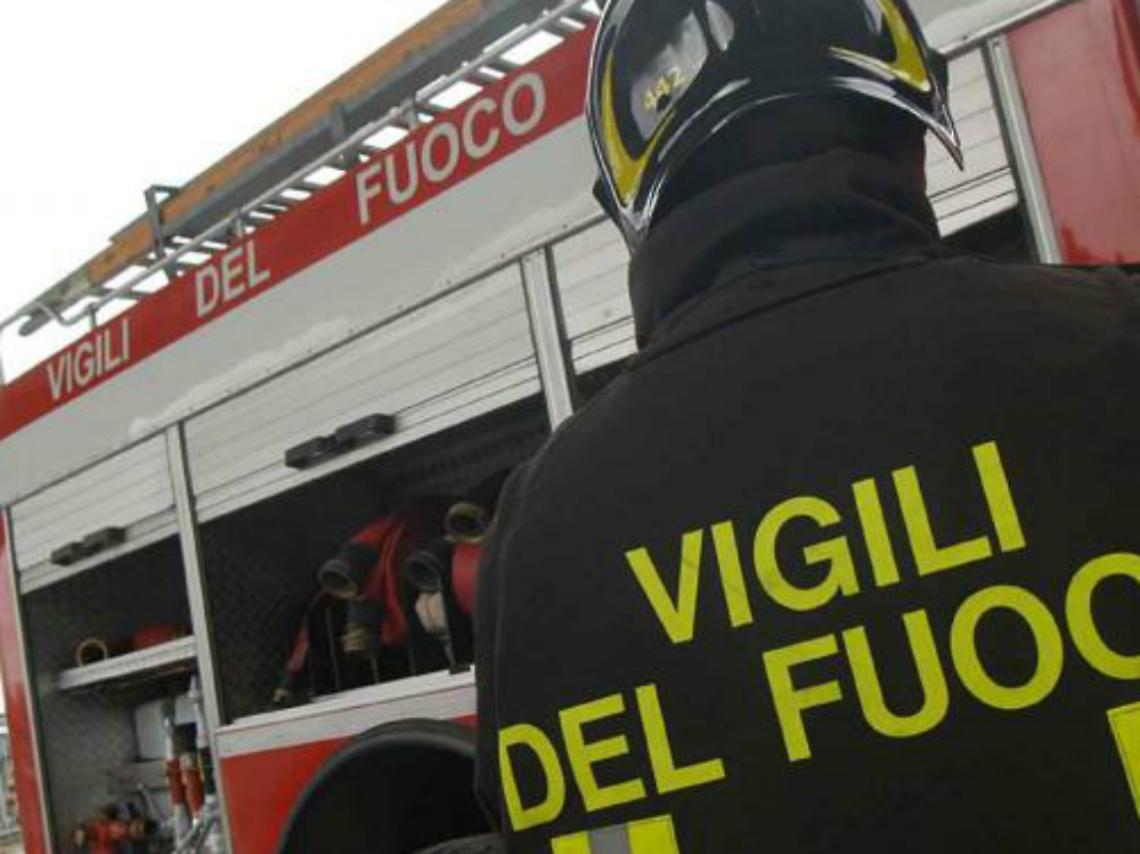 Il tetto va a fuoco, intervento<br/>di due ore per domare le fiamme