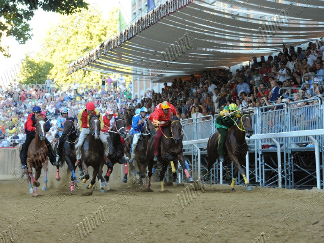 Proposto il Palio di Asti<br/>per i 90 anni di Elisabetta II