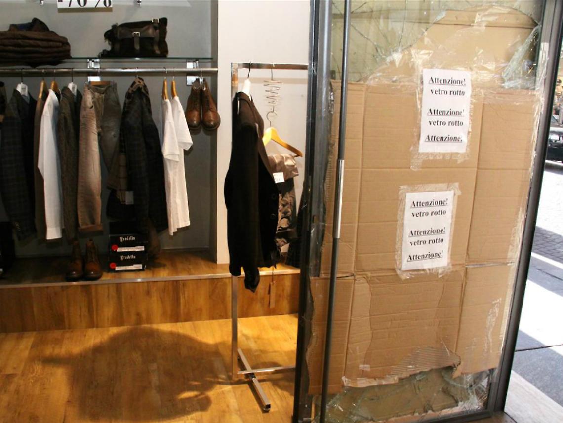 Vetrina in frantumi nella notte<br/>per arraffare capi d'abbigliamento