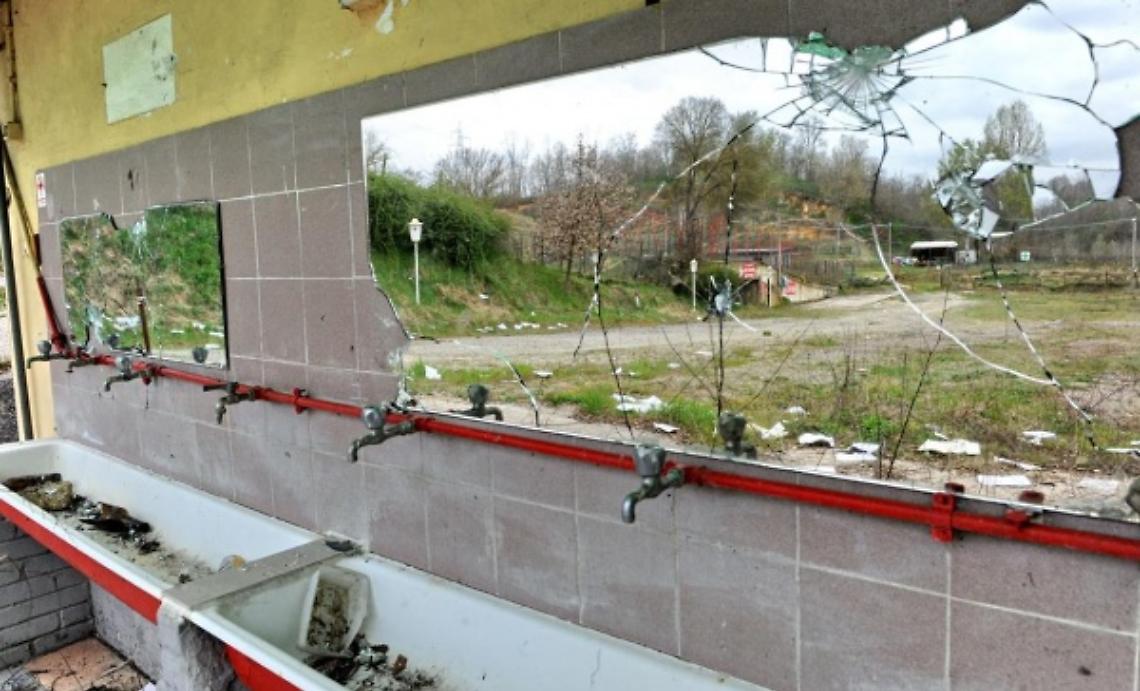 Vandali e ladri devastano il campo da motocross