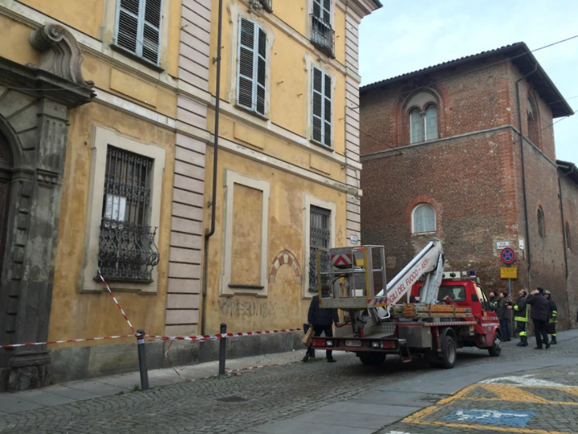 Cadono calcinacci da Palazzo Gazelli,<br/>via Quintino Sella chiusa al traffico