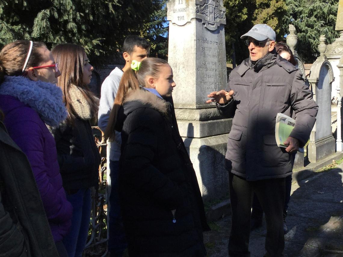 &laquo;Caro foglio giallo, il passato<br/>non ha insegnato nulla?&raquo;