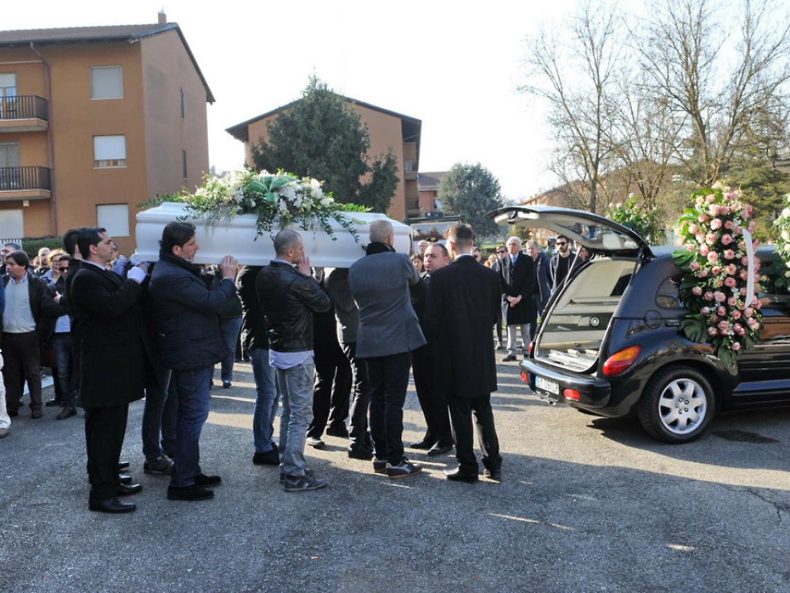 Folla commossa per l'addio ad Alice<br/>Le amiche: "Eri una vera forza"