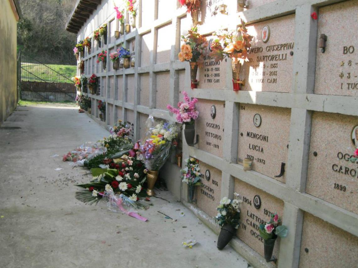 Giovani, vandali per noia<br/>devastano lapide di una bambina