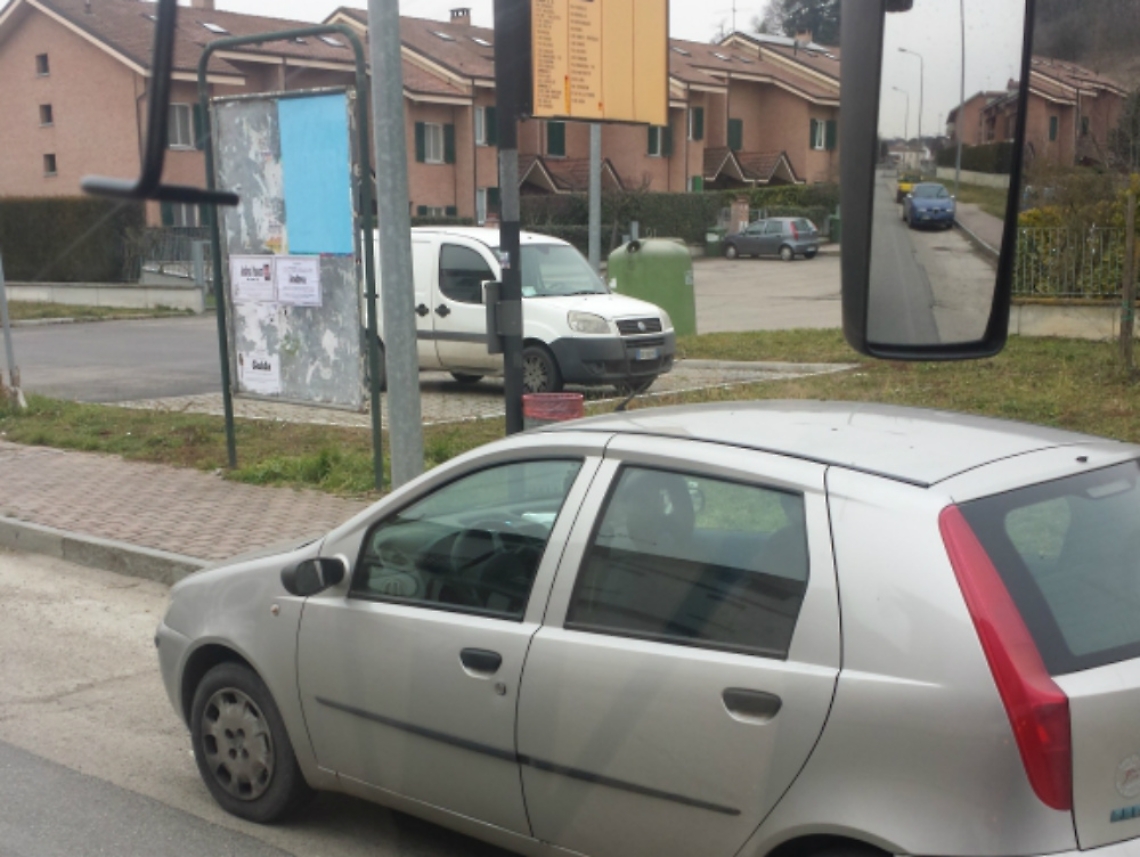 Parcheggi selvaggi alle fermate dei bus<br/>I sindacati: &laquo;Cos&igrave; non si pu&ograve; lavorare&raquo;
