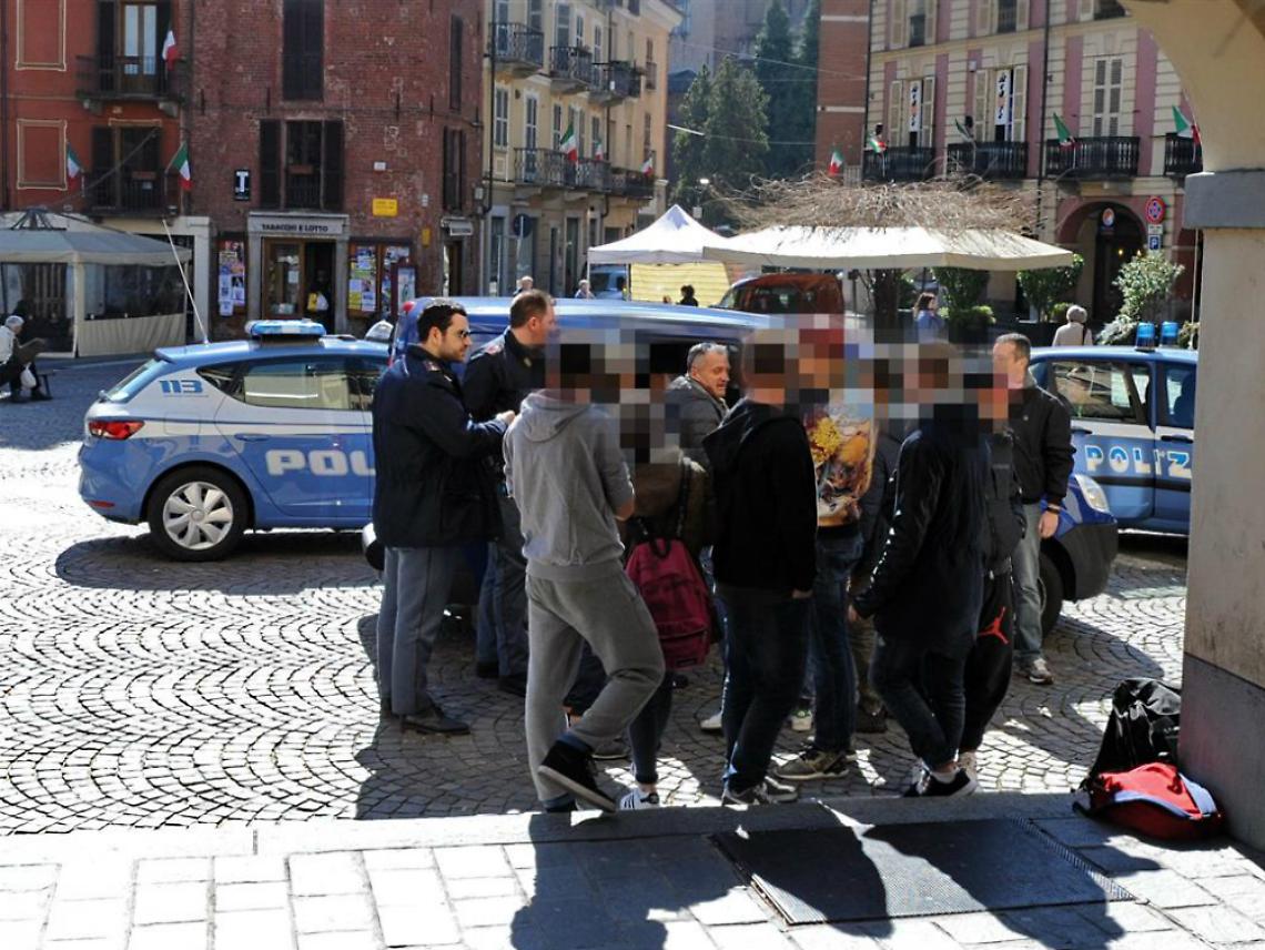 Ragazzini spacciavano sotto i portici<br/>in pieno centro: identificati e fermati
