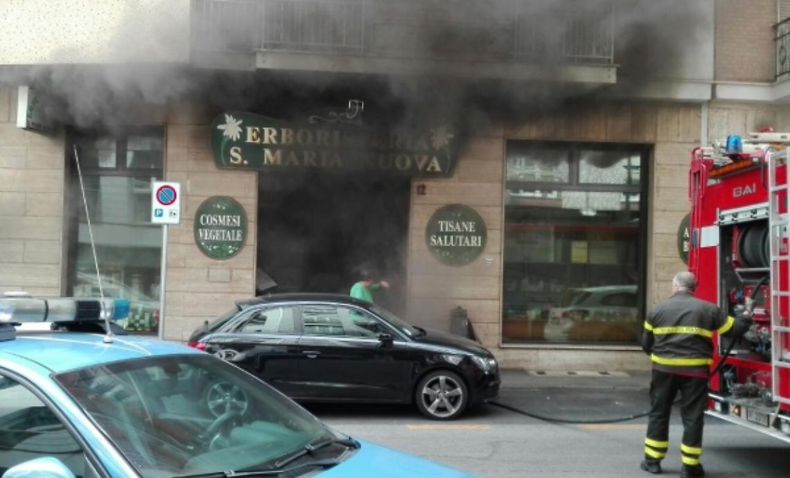 In fiamme erboristeria in via Fontana