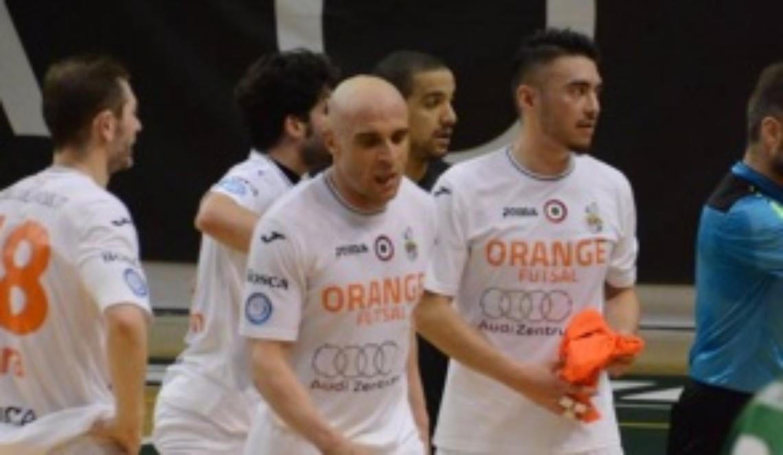 Pari per gli Orange a Ferrara, sempre in vetta alla Serie A