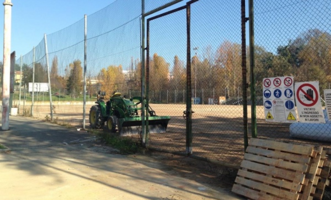 Sul campo di via Fregoli intervengono i genitori