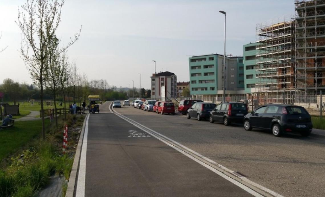 Troppe auto in sosta davanti al parco Lungoborbore