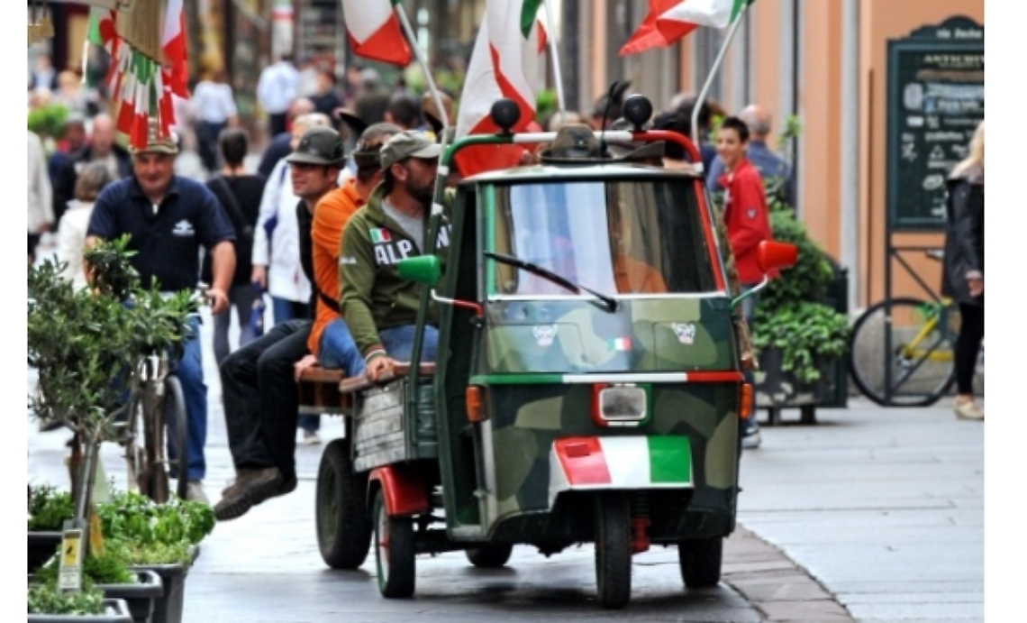 Adunata: meglio lasciare l'auto a casa