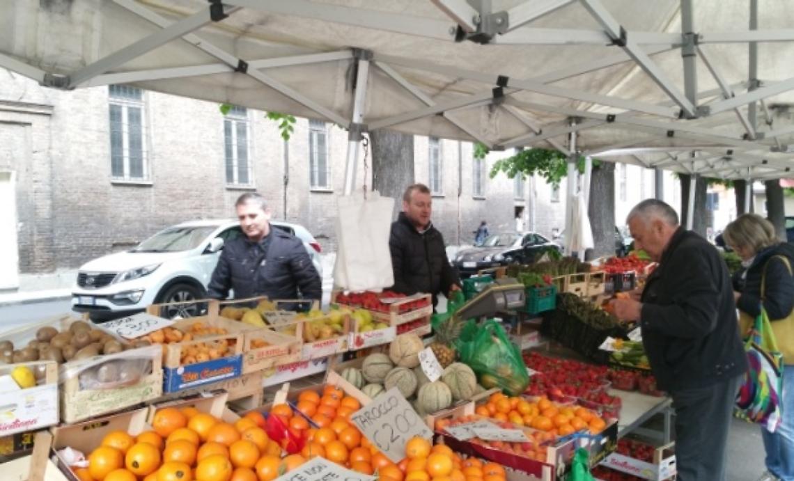 Alpini: il mercato si ferma per tre giorni