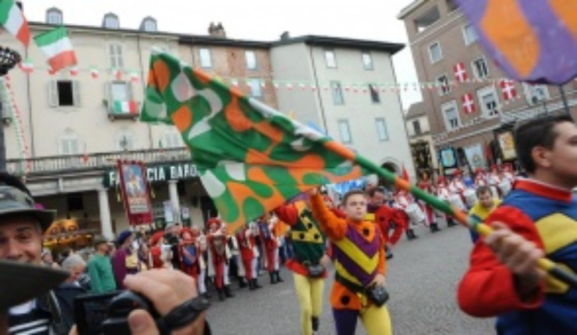 Anche il Palio di Asti saluta gli alpini