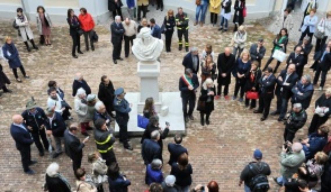 Gli alpini tra i primi visitatori del rinato Palazzo Alfieri