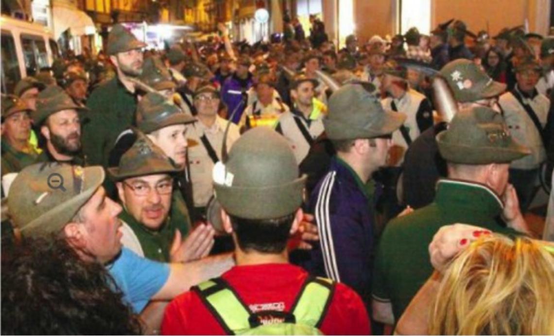 Naso rotto e coltellate, feriti anche poliziotti