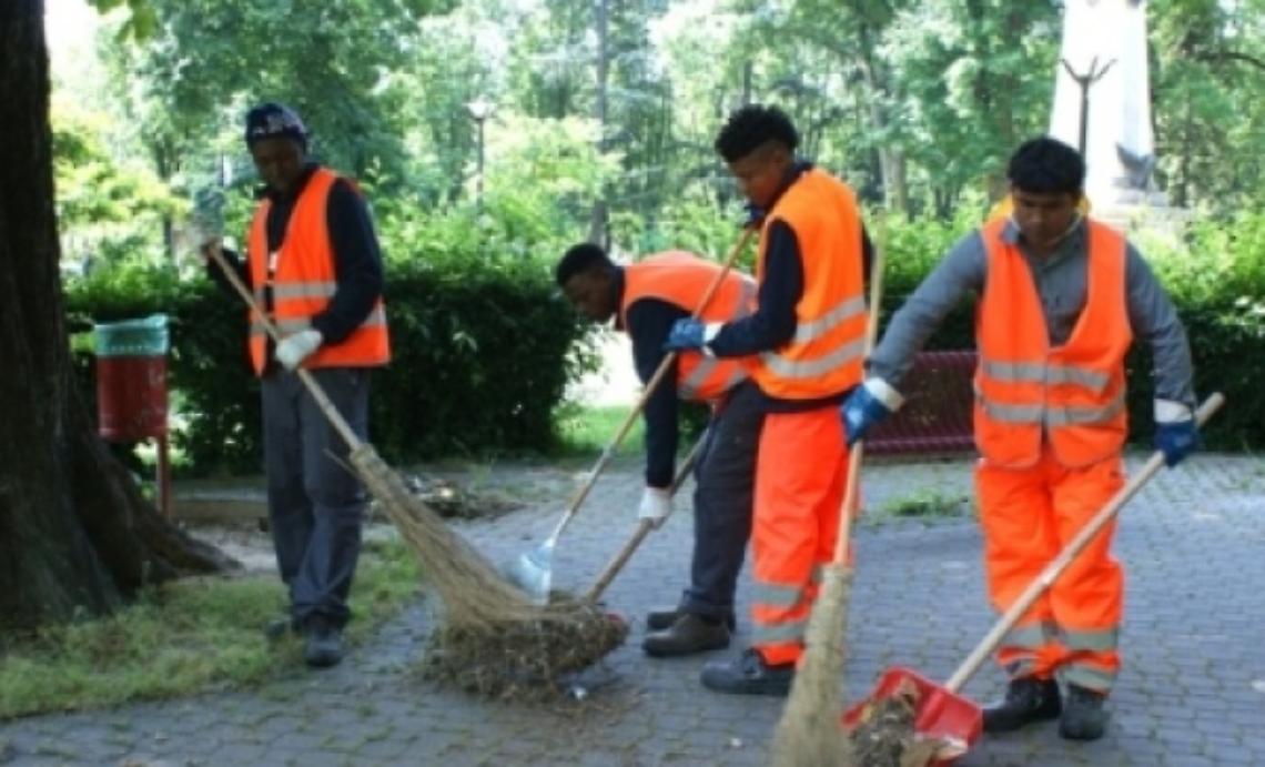 Otto profughi diventano volontari spazzini