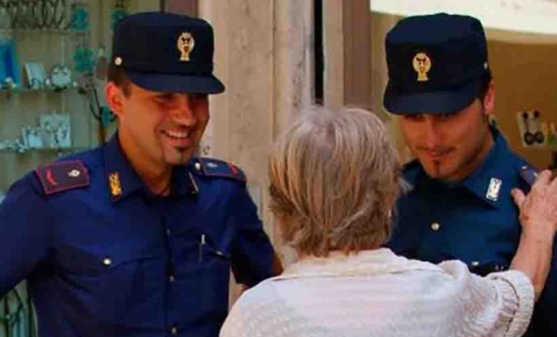 Polizia riaccompagna a casa anziana smarrita