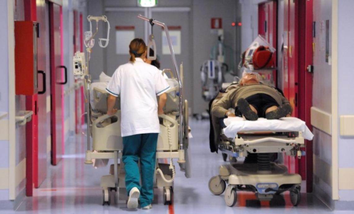 Prende a calci il Pronto Soccorso dopo lincidente