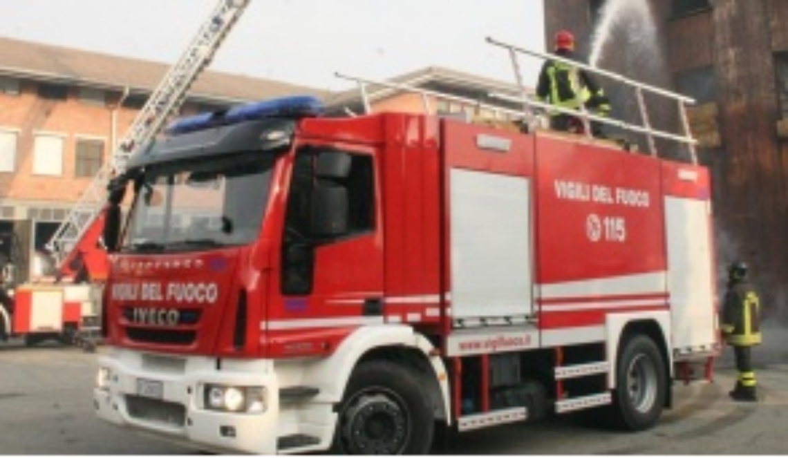 Strade bloccate e un pino colpito da un fulmine