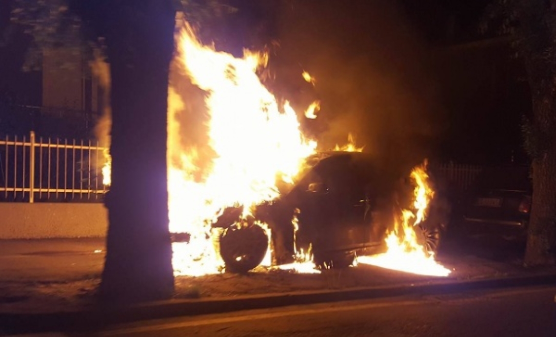 Pauroso incendio distrugge una BMW