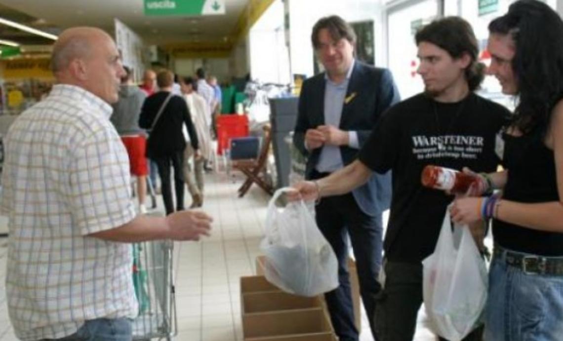 Aiutare i pi&ugrave; poveri facendo la spesa