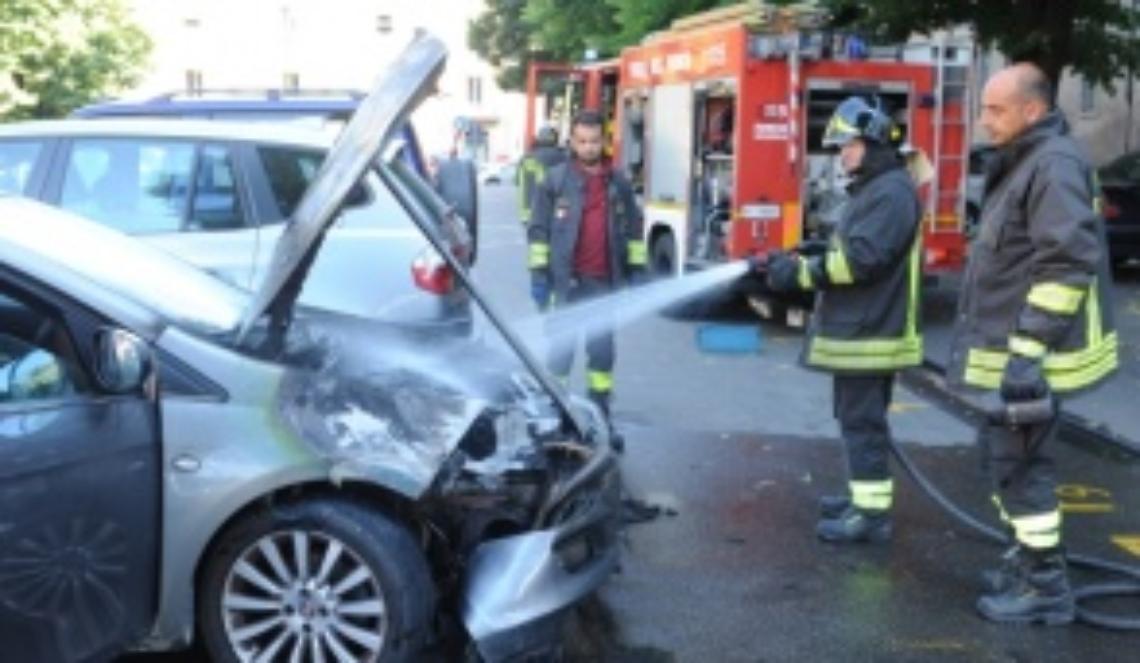 Auto in fiamme in piazza Catena