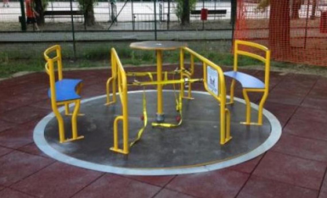 Ecco le giostre per bimbi con difficolt&agrave; motorie