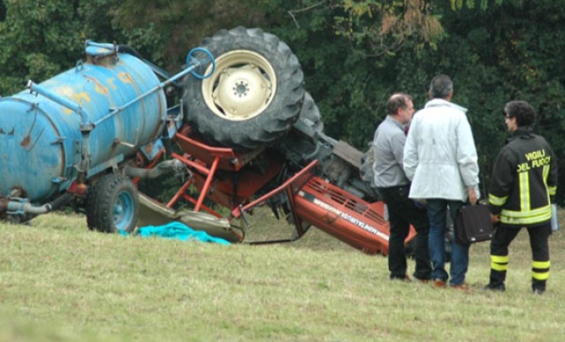 Malore stronca pensionato mentre guida il trattore