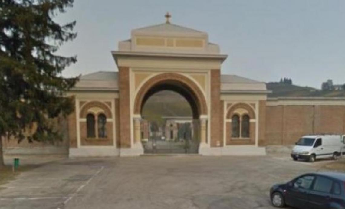 Una bara ritrovata dietro al cimitero