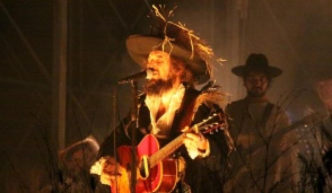 Capossela ad Astimusica: &laquo;Celebrate la vita nei giorni dellorrore&raquo;