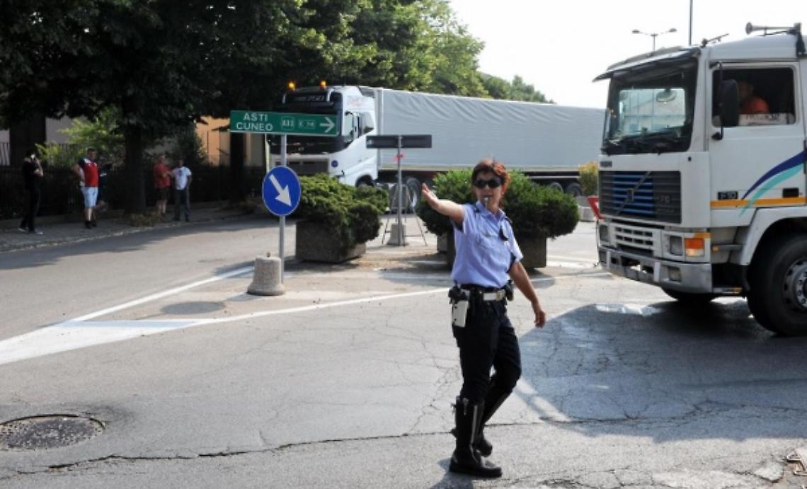 Due camion in panne bloccano mezza citt&agrave;