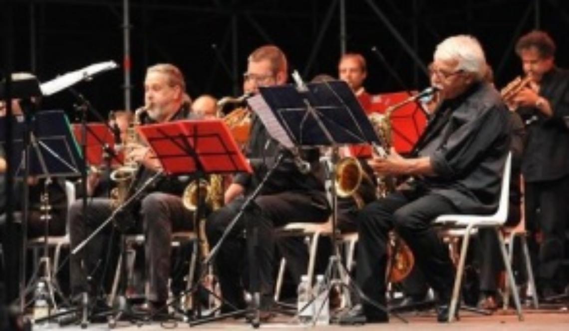 Fra melodie e ricordi la I.S.O. Big Band battezza Astimusica 21 in piazza Cattedrale
