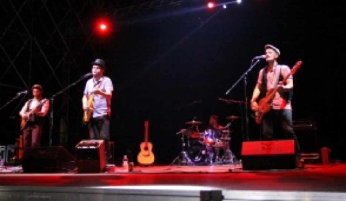 Gli Stranivari e il pubblico seduto di Astimusica