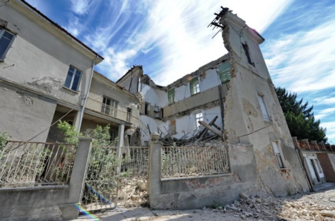 Moncalvo, crolla l'ex ospedale