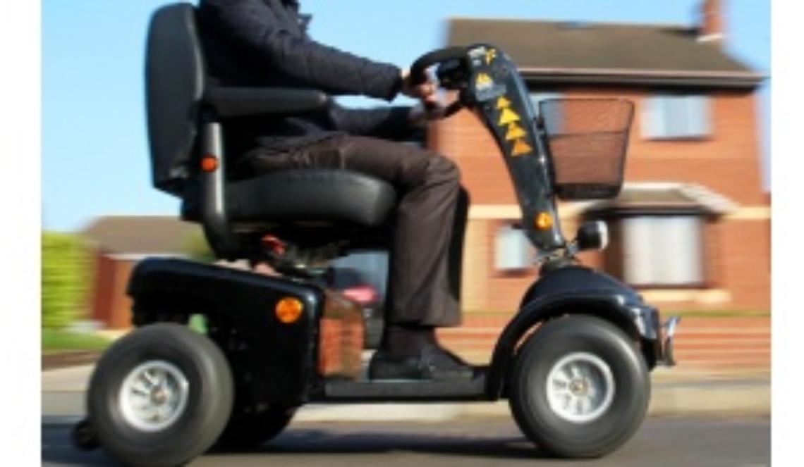 Nella scarpata con la sedia a rotelle elettrica