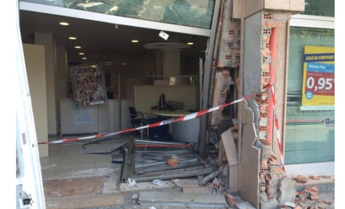 Sfondano la vetrina e rubano il bancomat