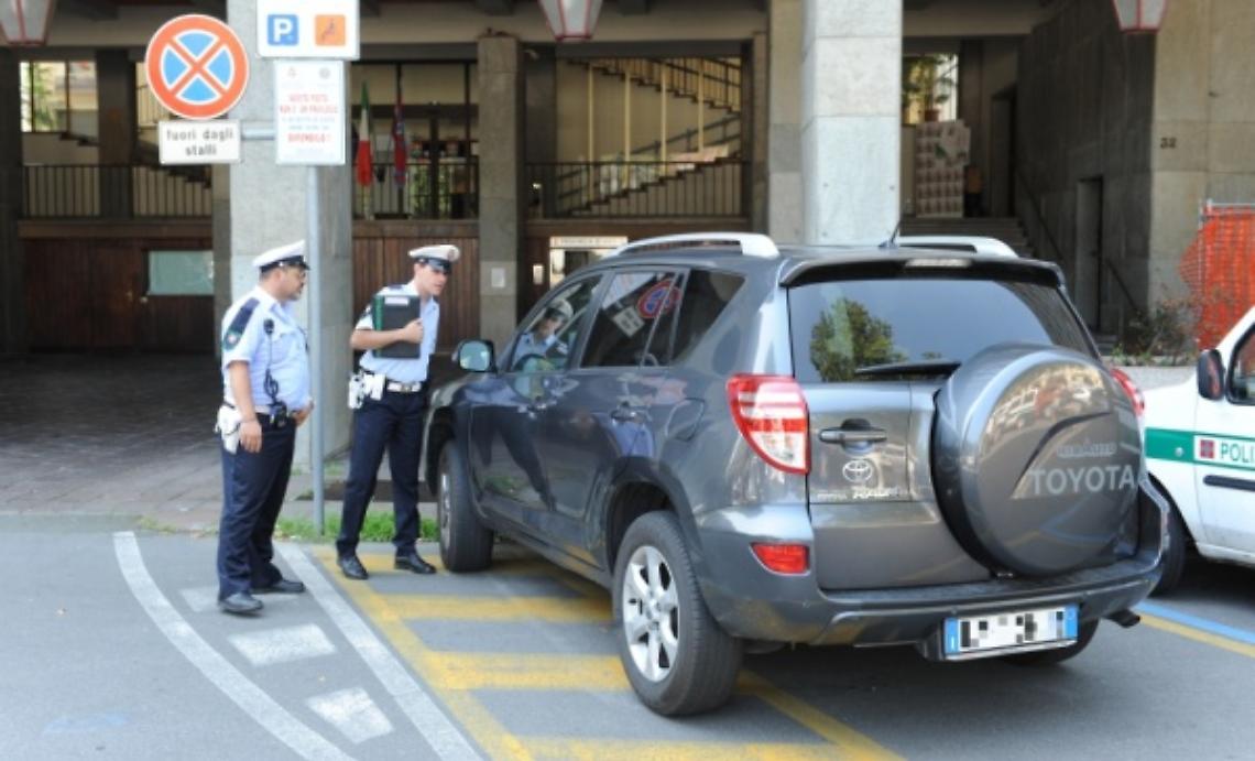 Viaggio fra gli abusivi degli stalli gialli