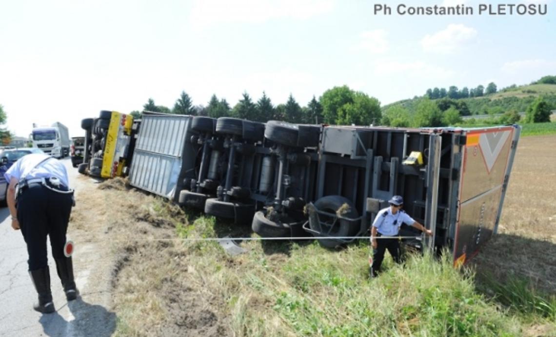 Cede banchina, camion si rovescia in corso Alessandria