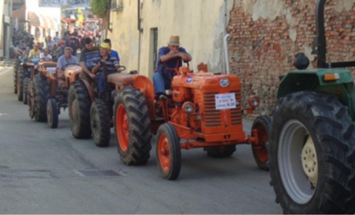 A Mongardino trattori in sfilata