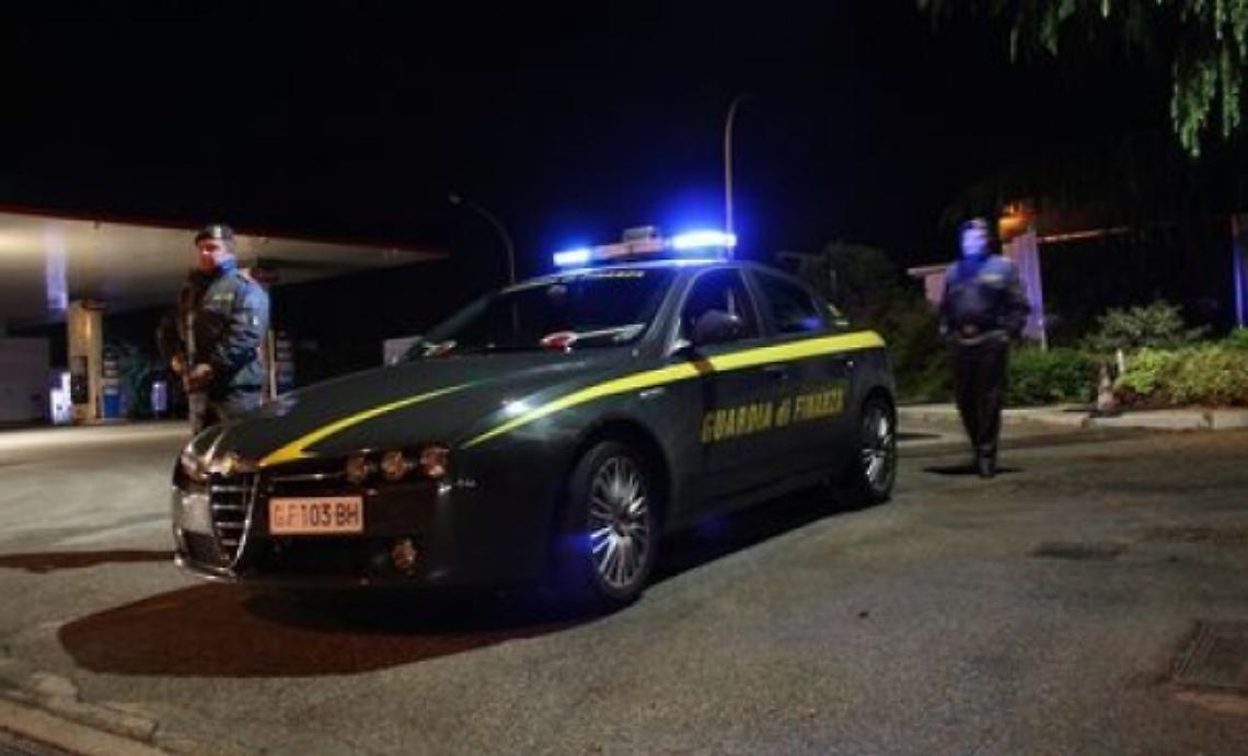 Al night 9 lavoratrici in nero