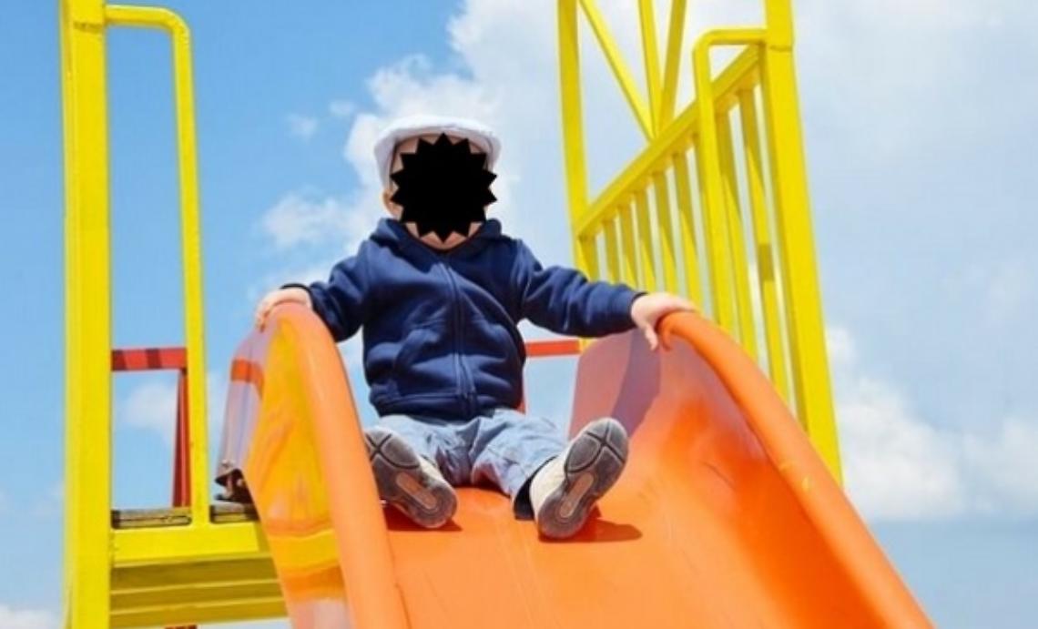 Gamba di bambina intrappolata nello scivolo