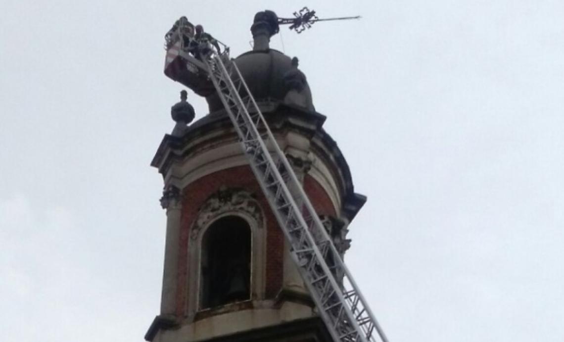 Il temporale piega la croce del campanile