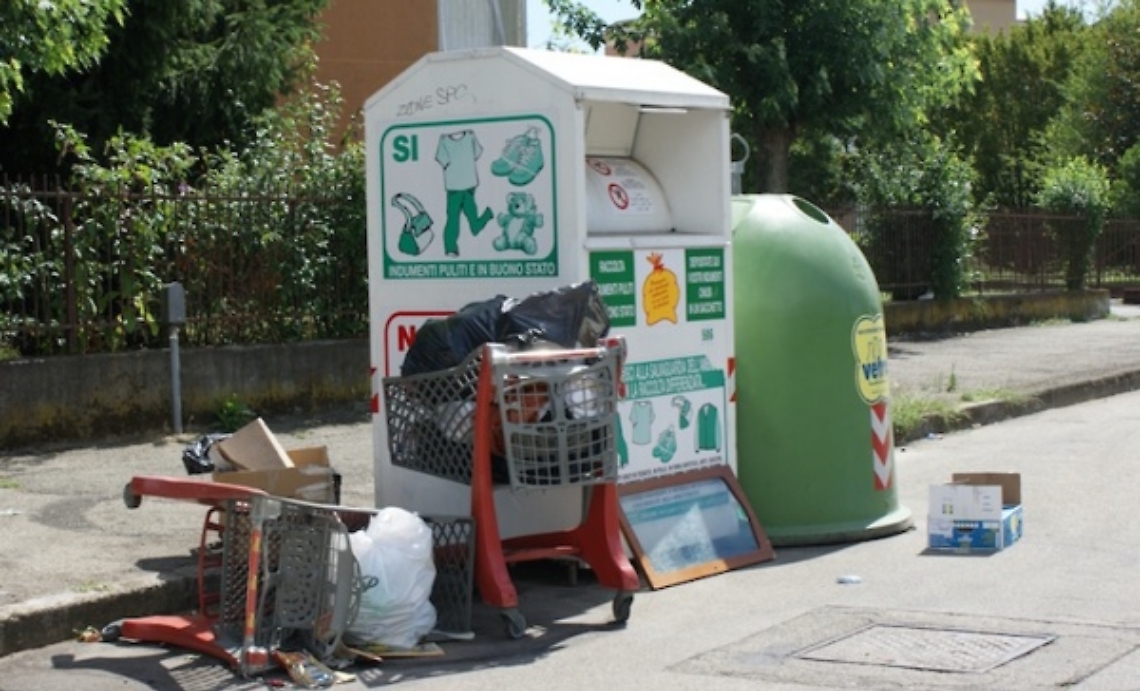 Rifiuti abbandonati: l'Asp richiama i cittadini