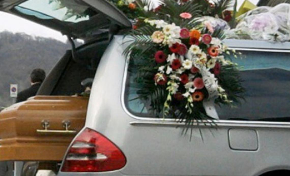 Durante il funerale svaligiano la casa del morto