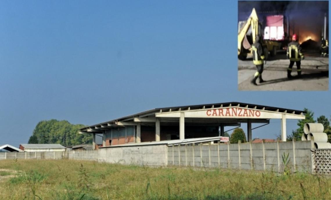 Quattro rimorchi di tir a fuoco nella notte