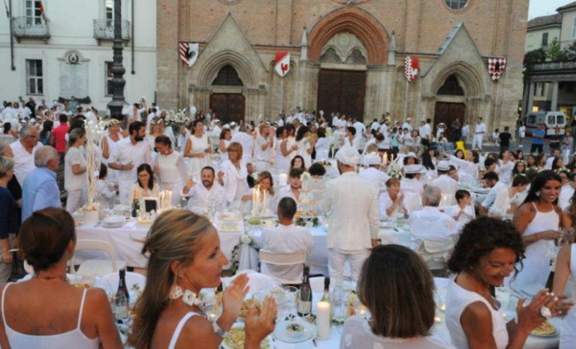 Questa sera la 2&deg; cena in bianco di Asti