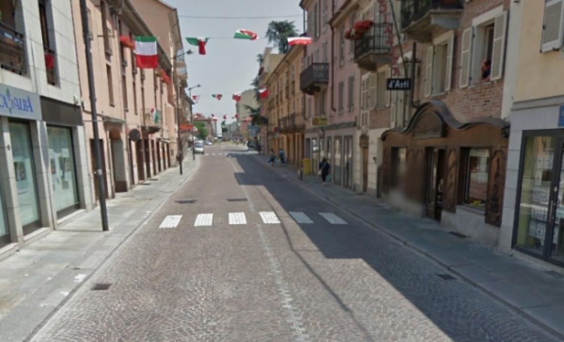 Uomo armato di fucile in corso Alfieri